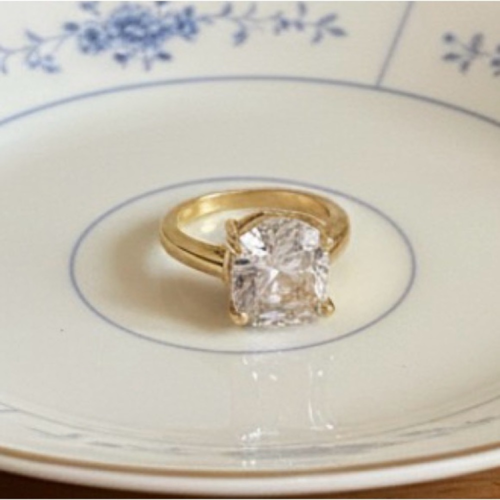 Elegant Gold Solitary Women's Ring